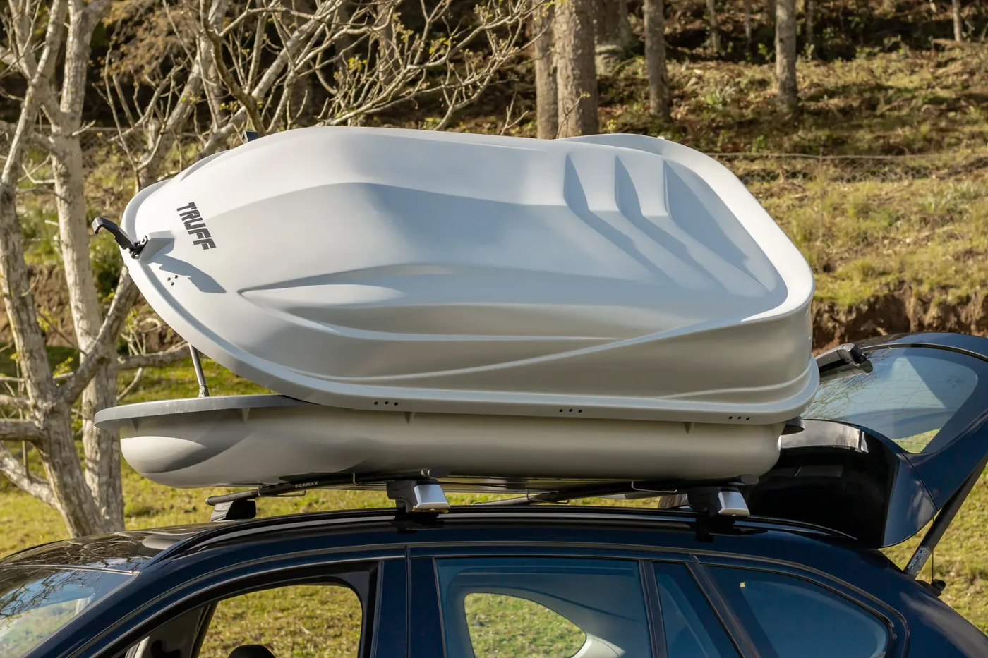 Truff 600L aberto sobre veículo em ambiente externo